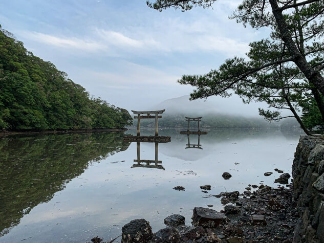 Cổng Torii ngoài đời thực bị phá hủy do bão.